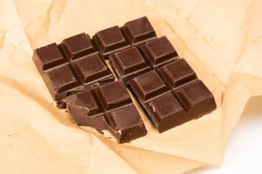 Beyaz bir arka plan üzerinde izole çikolata. 
