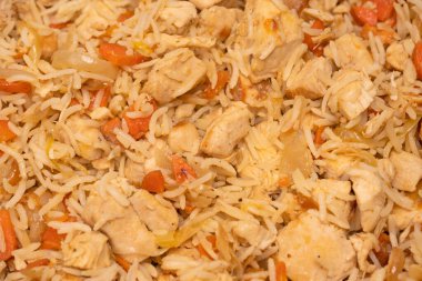 Arka planda tavuk olan lezzetli pilav.