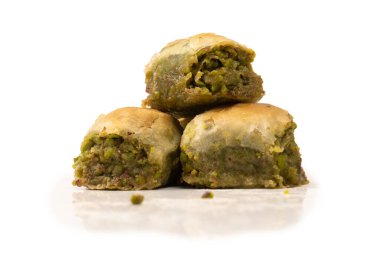 Türk fıstıklı baklavası beyaz zemin üzerinde izole edilmiş. 