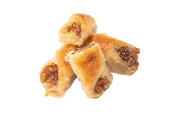 Beyaz arka planda cevizli enfes tatlı baklava. Üst görünüm.