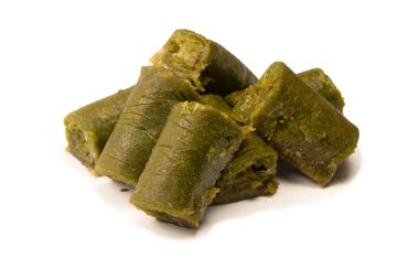 Türk fıstıklı baklavası beyaz zemin üzerinde izole edilmiş. 