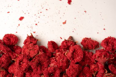 Kurumuş nar çiçeği beyaz arka planda izole edilmiş. Üst görünüm. 