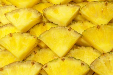 Arka plan olarak ananas sulu sarı dilimler. Üst görünüm.