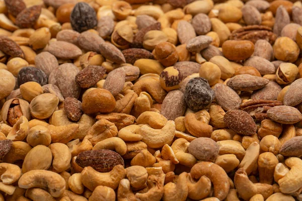 Lezzetli tuzlu fındık karışımı. Bir grup badem, fıstık, ceviz, macadamia, kaju..