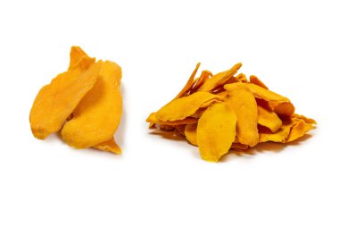 Beyaz arka planda izole edilmiş kuru, lezzetli mango dilimleri. Üst görünüm. 