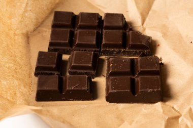 Beyaz bir arka plan üzerinde izole çikolata. 