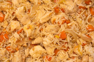 Arka planda tavuk olan lezzetli pilav.