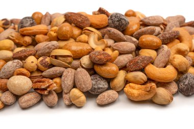 Lezzetli tuzlu fındık karışımı. Bir grup badem, fıstık, ceviz, macadamia, kaju..