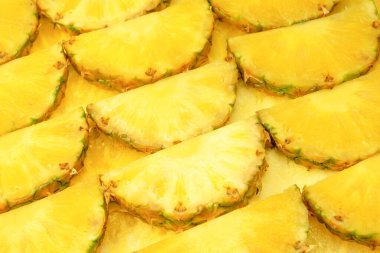 Arka plan olarak ananas sulu sarı dilimler. Üst görünüm.