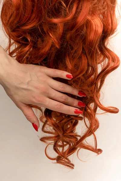 Rote Lockige Haare Frauenhänden Mit Roten Nägeln Top0 Ansicht — Stockfoto