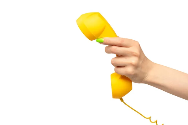 白い背景に隔離された緑の爪を持つ女性の手の中に黄色の携帯電話 スペースのコピー — ストック写真