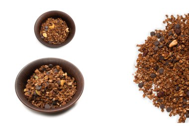 Fındıklı çikolata taneli mısır gevreği. Beyaz arka planda izole edilmiş. 