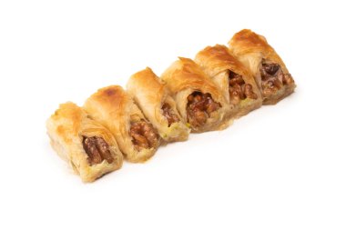 Beyaz arka planda cevizli enfes tatlı baklava. Üst görünüm.