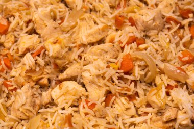 Arka planda tavuk olan lezzetli pilav.