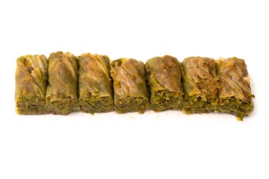 Türk fıstıklı baklavası beyaz zemin üzerinde izole edilmiş. 