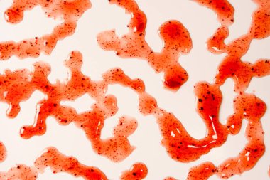 Kırmızı reçel beyaz arka planda izole edilmiş. Üst görünüm. 