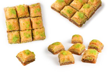 Beyaz arka planda fıstıklı baklava. Tatlı..