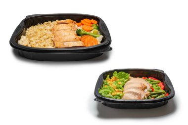 Konteynırda yemek hazır. Haşlanmış tavuk, güveç havuç, lahana ve yulaf lapası. Beyaz bir arkaplanda izole edilmiş. 