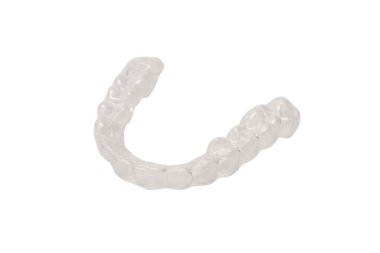 Beyaz arka planda saydam ağız koruyucusu izole edilmiş.. 