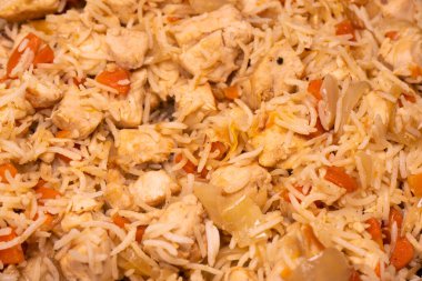 Arka planda tavuk olan lezzetli pilav.