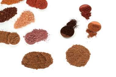 Makyaj malzemeleri. Göz farı ezilmiş palet, beyaz arka planda izole edilmiş renkli göz farı tozu..