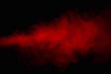 Siyah arka planda turuncu ve kırmızı buhar. Boşluğu kopyala.