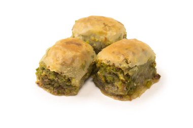 Türk fıstıklı baklavası beyaz zemin üzerinde izole edilmiş. 