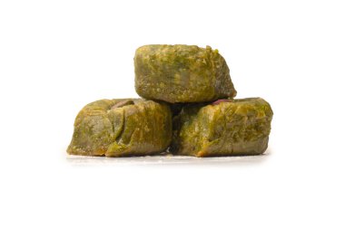 Türk fıstıklı baklavası beyaz zemin üzerinde izole edilmiş.  