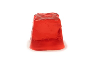 Beyaz arka planda izole edilmiş tatlı meyve jölesi.. 