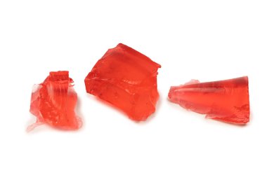 Beyaz arka planda izole edilmiş tatlı meyve jölesi. Jelatin küpleri.