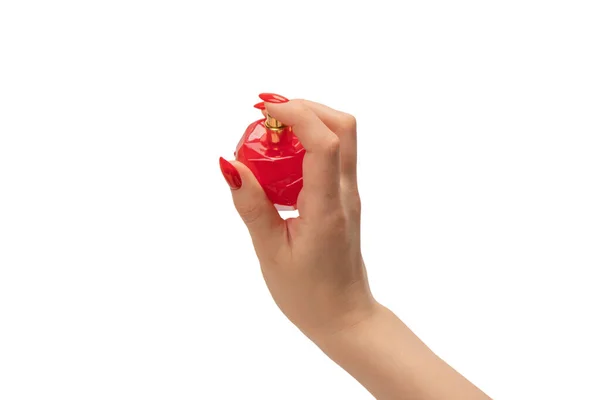 红色的香水瓶在女人的手与红色的指甲隔离在一个白色的背景 用香水 — 图库照片