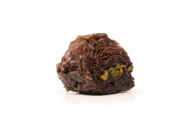 Beyaz zemin üzerinde izole Türk çikolatası baklavası. 