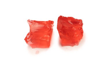 Beyaz arka planda izole edilmiş tatlı meyve jölesi. Jelatin küpleri.