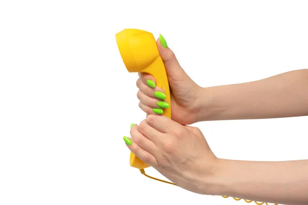Κίτρινο Ακουστικό Γυναικείο Χέρι Πράσινα Νύχια Που Απομονώνονται Λευκό Φόντο — Φωτογραφία Αρχείου