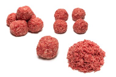 Beyaz arkaplanda çiğ et topları izole.