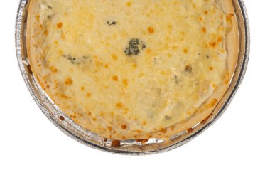 Beyaz arka planda dört peynirli pizza.. 