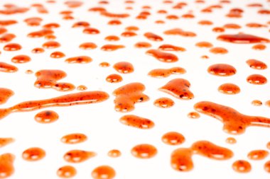 Kırmızı reçel beyaz arka planda izole edilmiş. Üst görünüm. 