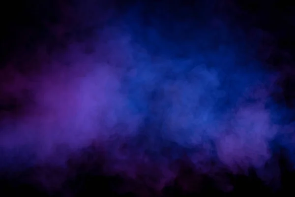 Siyah arka planda mavi ve mor buhar. Boşluğu kopyala.