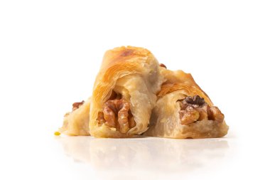 Beyaz arka planda cevizli enfes tatlı baklava. Üst görünüm.