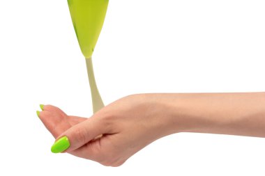 Beyaz arka planda yeşil tırnaklı yeşil balçık oyuncağı. 