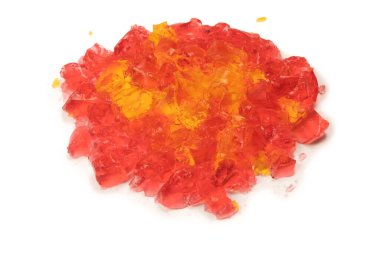 Beyaz arka planda izole edilmiş tatlı meyve jölesi. Jelatin küpleri.