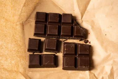 Beyaz bir arka plan üzerinde izole çikolata. 