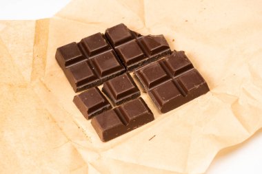 Beyaz bir arka plan üzerinde izole çikolata. 