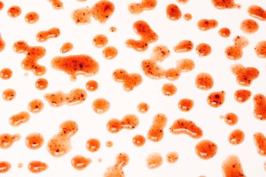 Kırmızı reçel beyaz arka planda izole edilmiş. Üst görünüm. 