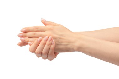Kadın elleri beyaz bir arka planda izole edilmiş. Çıplak tırnak cilası. 