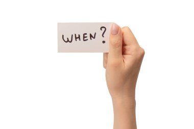 Beyaz bir arkaplanda, bir kadının elindeki bir karttaki mesajda....