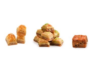 Beyaz arka planda fıstıklı baklava. Tatlı..