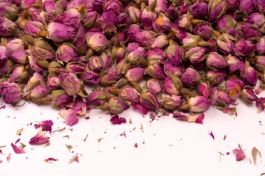 Beyaz arka planda izole edilmiş kuru çay gülleri.. 