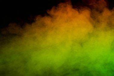 Siyah arka planda turuncu ve kırmızı buhar. Boşluğu kopyala.