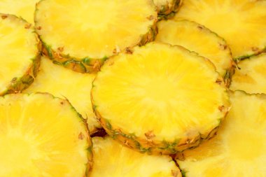 Arka plan olarak ananas sulu sarı dilimler. Üst görünüm.